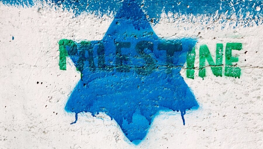 Stern mit der Aufschrift "Palestine" in der zweigeteilten Stadt Hebron / © Andrea Krogmann (KNA)