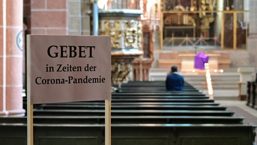 Stilles Gebet in einer Kirche / © Uwe Zucchi (dpa)