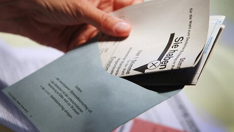 Stimmzettel für Bundestagswahl / © Karl-Josef Hildenbrand (dpa)