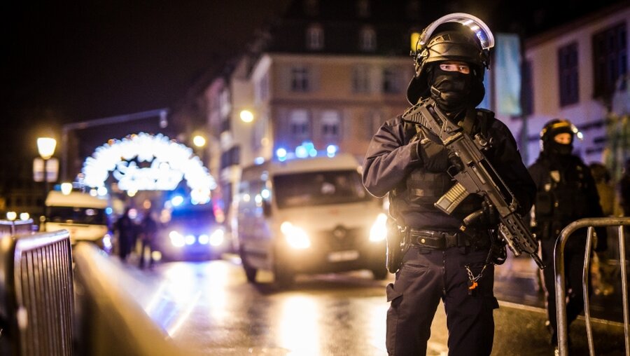 Straßburg: Einsatzkräfte sichern den Zugang zur Altstadt / © Christoph Schmidt (dpa)