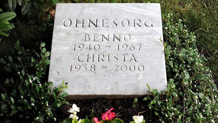 Das Grab von Benno Ohnesorg und seiner Frau Christa in Hannover / © Jochen Lübke (dpa)