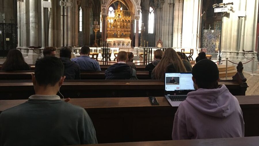 Studierende nutzen die Votivkirche, um in der Corona-Krise den Vorlesungen via WLAN auf den Laptops zu folgen / © Matthias Röder (dpa)