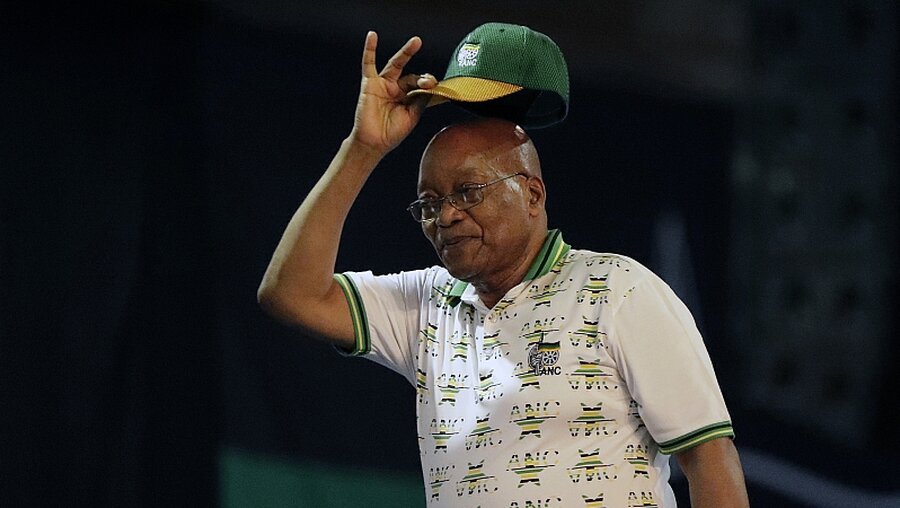 Südafrikas Präsident Jacob Zuma nimmt seinen Hut / © Themba Hadebe (dpa)