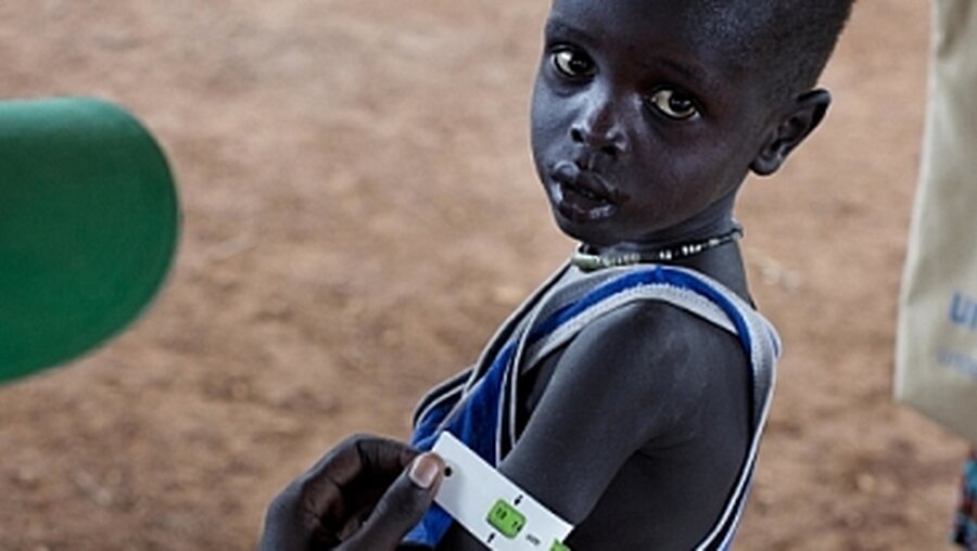 Junge in einer Unicef-Einrichtung im Südsudan / © Kate Holt (dpa)