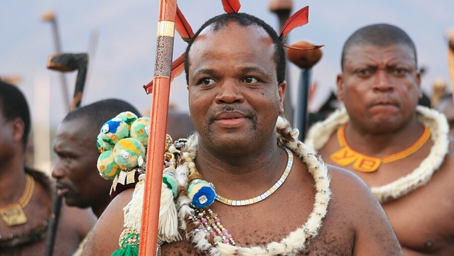 König Mswati III. von Eswatini bei traditionellem Tanz / © Jürgen Bätz (dpa)
