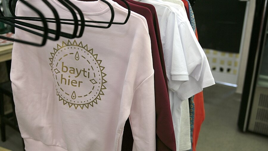 Sweatshirts aus der Kollektion des Münsteraner Modelabels "Bayti hier" / © Angelika Osthues (epd)