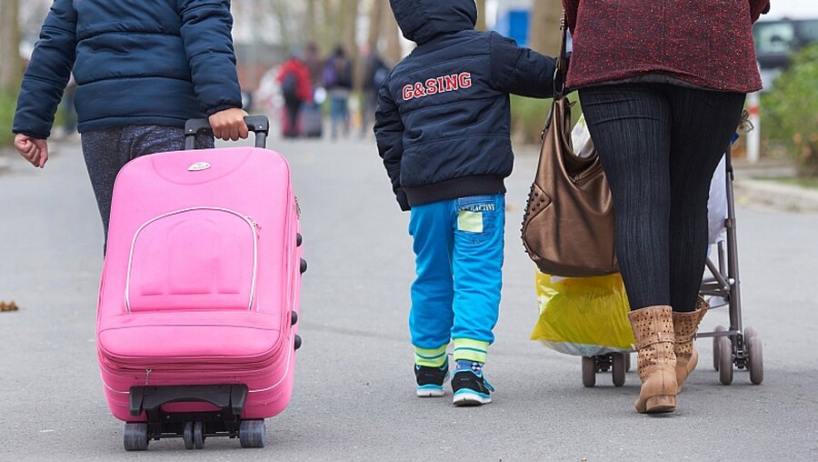 Symbolbild: Ankunft von Flüchtlingen / © Bernd Thissen (dpa)