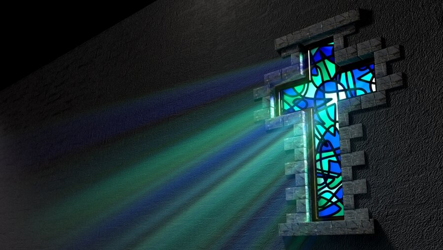 Symbolbild bemaltes Glasfenster einer Kirche / © Inked Pixels (shutterstock)