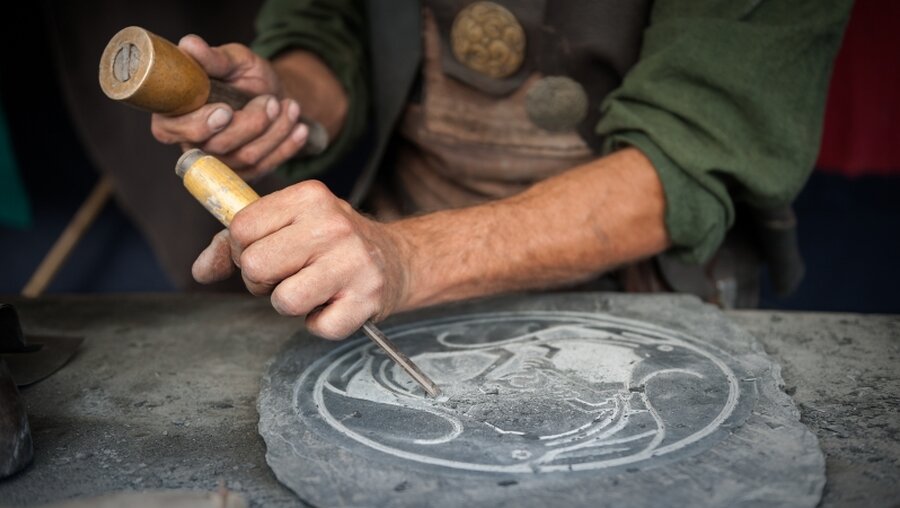 Symbolbild: Bildhauer bei der Arbeit / © davidsansegundo (shutterstock)