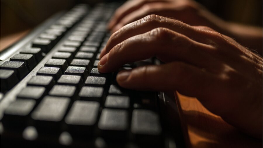 Cyber-Stalking ist ein Problem in der digitalen Welt / © serdjophoto (shutterstock)