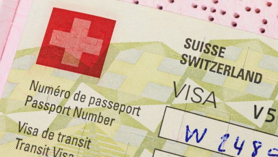 Symbolbild: Einreise in die Schweiz / © Casper1774 Studio (shutterstock)