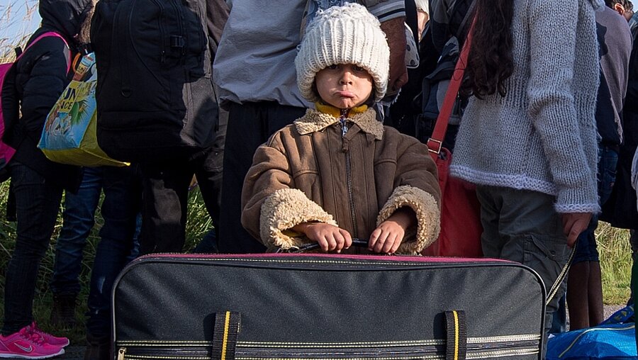 Symbolbild: Ankunft von Flüchtlingen / © Patrick Pleul (dpa)