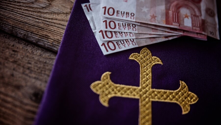 Symbolbild: Geld und Kirche / © Daniel Jedzura (shutterstock)
