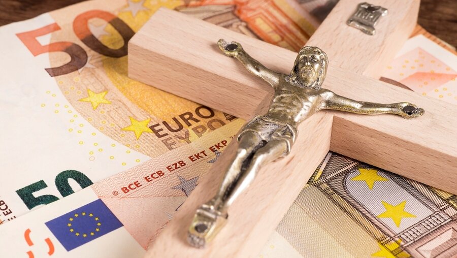 Symbolbild Geld und Kirche / © Grzegorz Zdziarski (shutterstock)