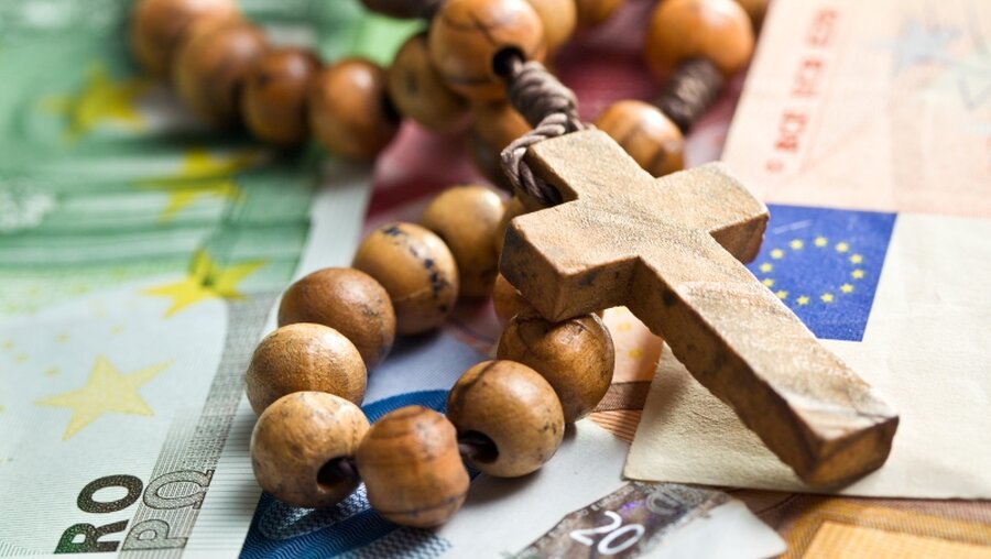 Symbolbild Geld und Kirche / © Jiri Hera (shutterstock)