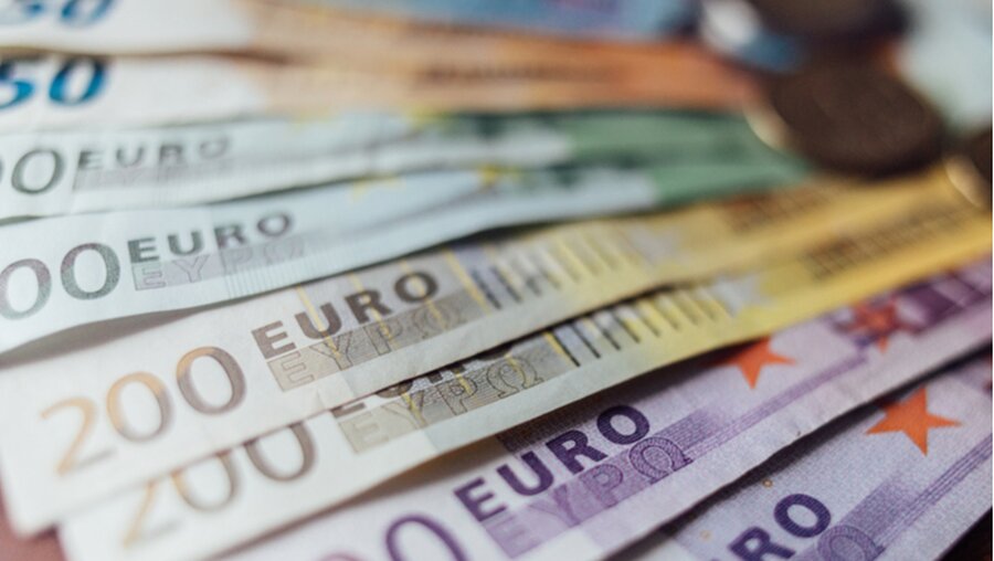 Symbolbild Geldscheine, Geld, Finanzierung / © VAKS-Stock Agency (shutterstock)