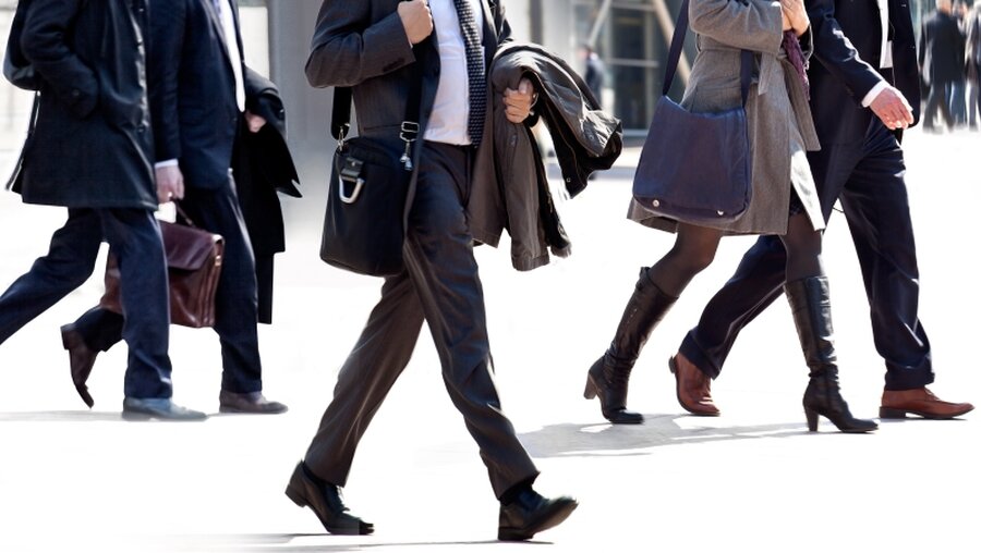 Symbolbild Geschäftsleute auf dem Weg zur Arbeit / © Artens (shutterstock)