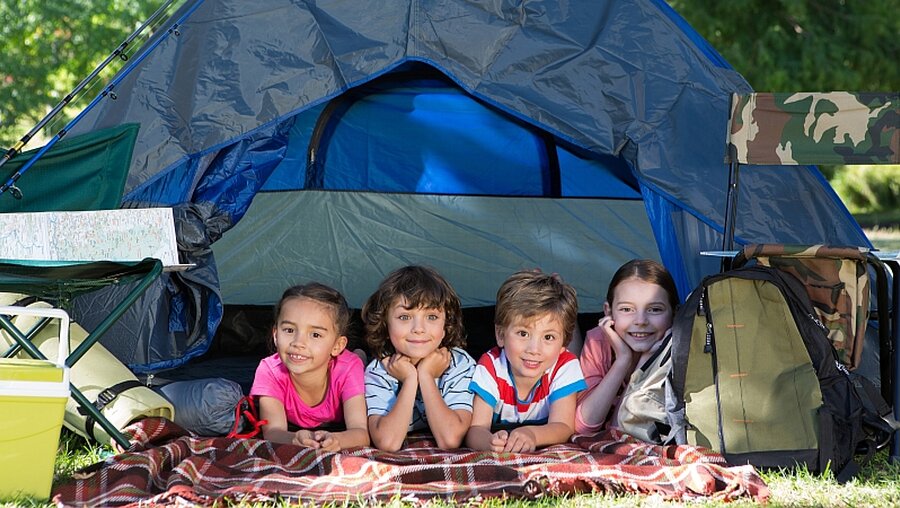 Symbolbild: Kinder in einem Zelt / © wavebreakmedia (shutterstock)