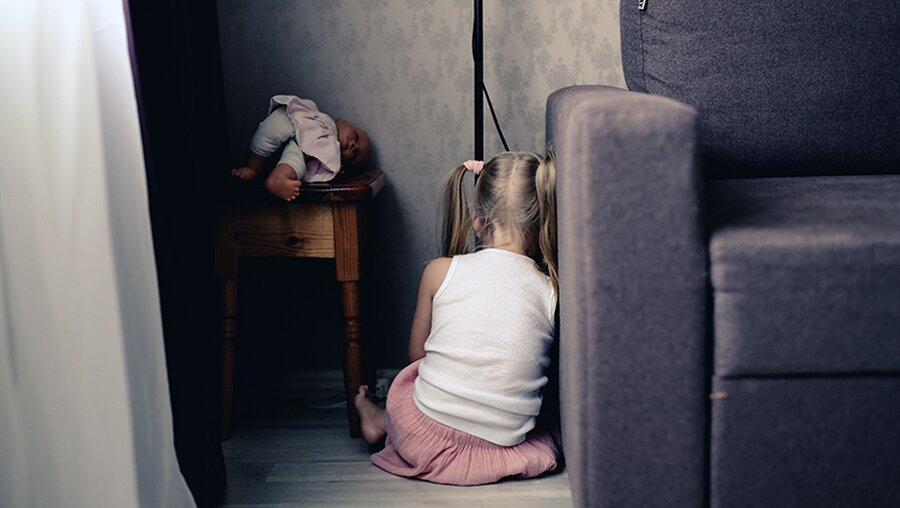 Hinter Kinderpornographie stecken mafiöse Strukturen / © Natalia Lebedinskaia (shutterstock)