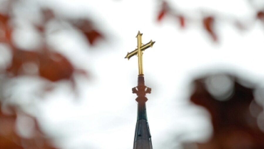 Symbolbild Kreuz auf Kirchturmspitze / © Jens Schulze (epd)