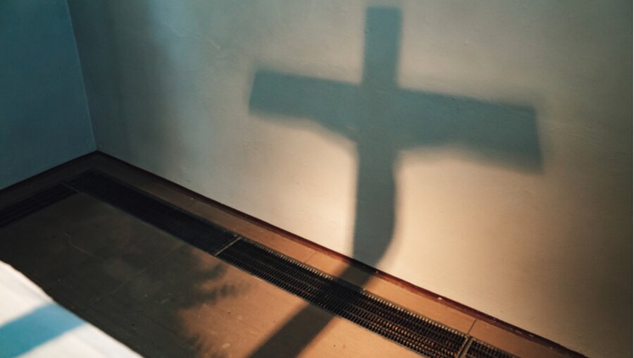 Symbolbild Kreuz: Licht und Schatten / © sebastiancaptures (shutterstock)