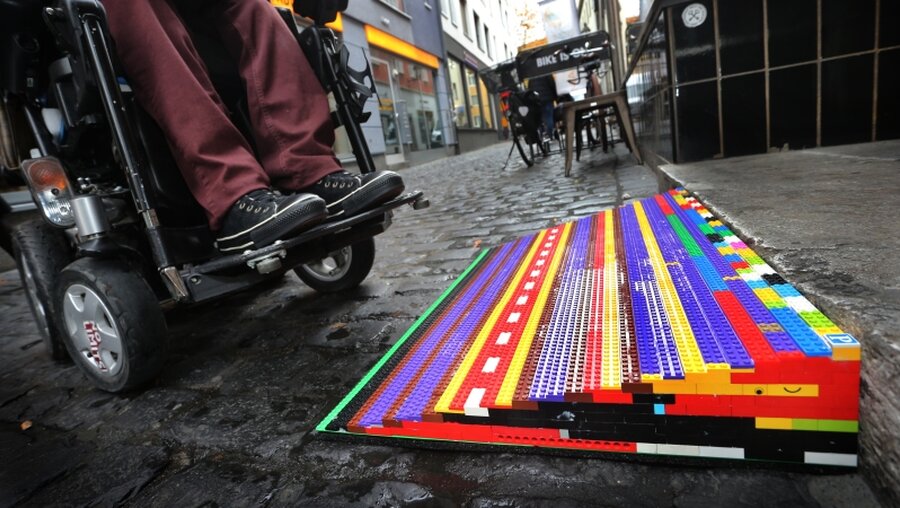 Symbolbild: Lego-Rampen für Rollstuhlfahrer / ©  Karl-Josef Hildenbrand (dpa)