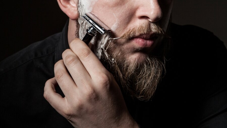 Symbolbild: Mann rasiert seinen Bart / © 1stockphotopro (shutterstock)