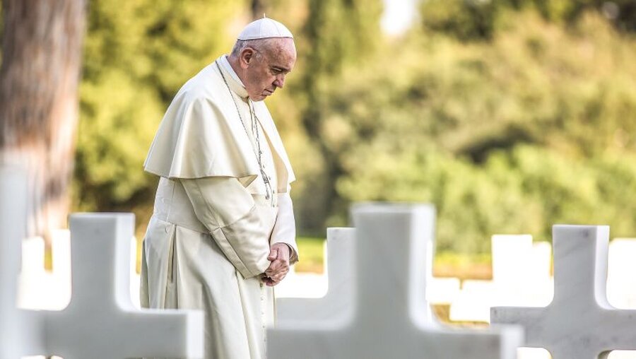 Symbolbild: Papst Franziskus im Gebet auf einem Friedhof (Archiv) / © Stefano Dal Pozzolo/Romano Siciliani (KNA)