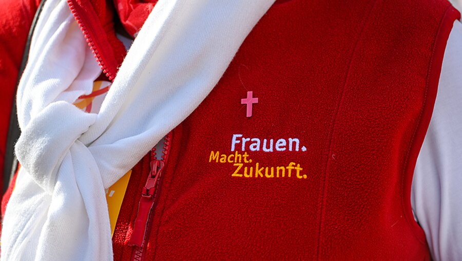 Symbolbild Reformen; Eine Frau trägt eine Weste mit der Aufschrift Frauen. Macht. Zukunft. / © Harald Oppitz (KNA)