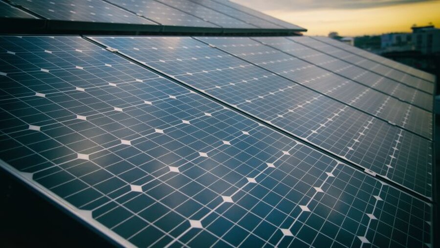 Eine Photovoltaikanlage auf einem Dach erzeugt Stro / © puthithons (shutterstock)