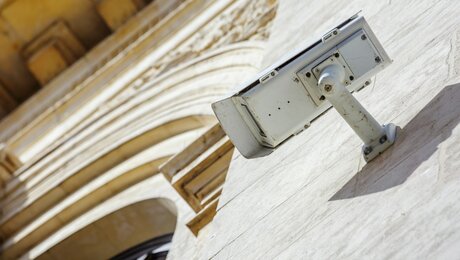Symbolbild: Überwachungskamera an einer Kirche / © pixinoo (shutterstock)