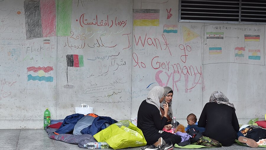 Flüchtlinge am 7.9.15 am Budapester Ostbahnhof (dpa)