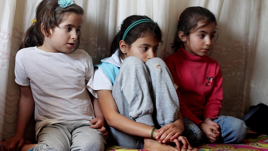 Syrische Mädchen in einem Sozialzentrum im Libanon (KNA)