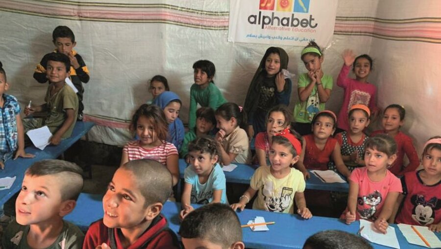 Syrische Kinder lernen in einer der Zeltschulen / © privat (ak)