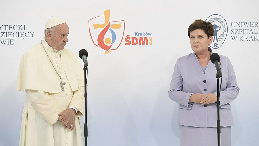 Papst Franziskus und Beata Szydlo / © Press Office/ Osservatore Romano (dpa)