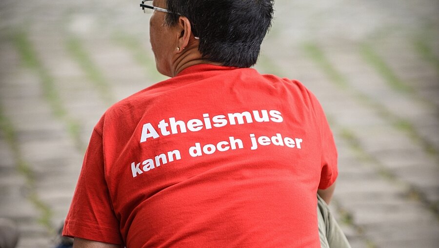 T-Shirt mit Aufschrift "Atheismus kann doch jeder"  / © Julia Steinbrecht (KNA)