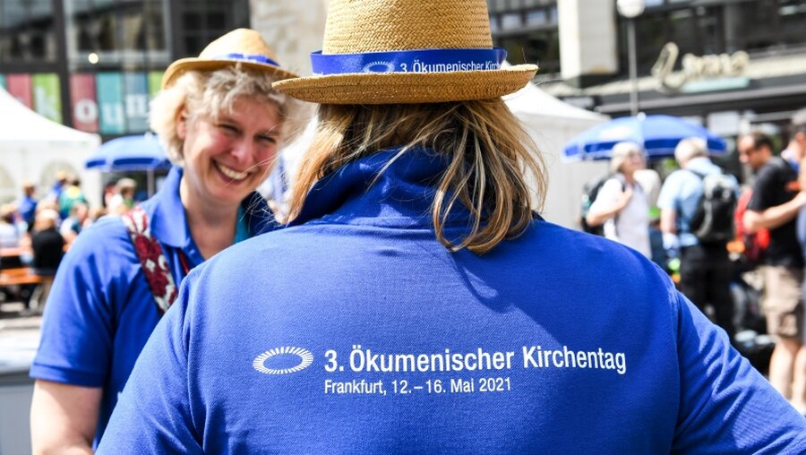 T-Shirt mit Werbung für den Ökumenischen Kirchentag in Frankfurt 2021 / © Harald Oppitz (KNA)
