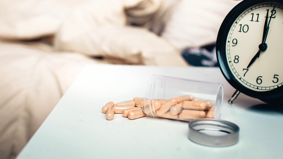 Tabletten auf einem Nachttisch / © Sergio Arjona (shutterstock)
