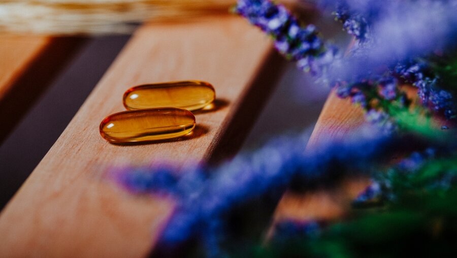 Tabletten auf einem Tisch / © PhotoStockPhoto (shutterstock)