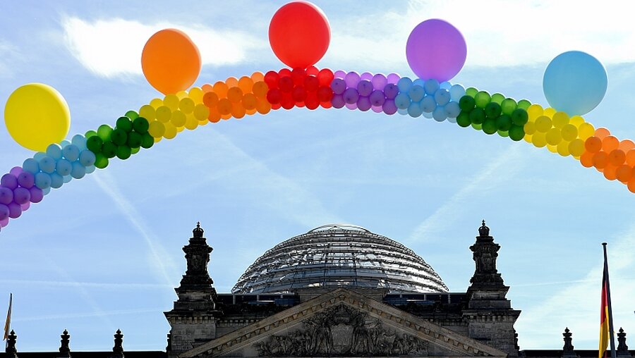 Farbenfrohe Mahnung gegen Homophobie in Berlin / © Britta Pedersen (dpa)
