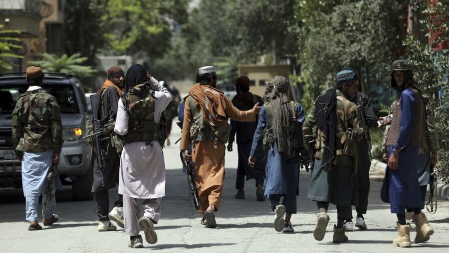 Taliban-Kämpfer patrouillieren auf der Straße / © Rahmat Gul/AP (dpa)