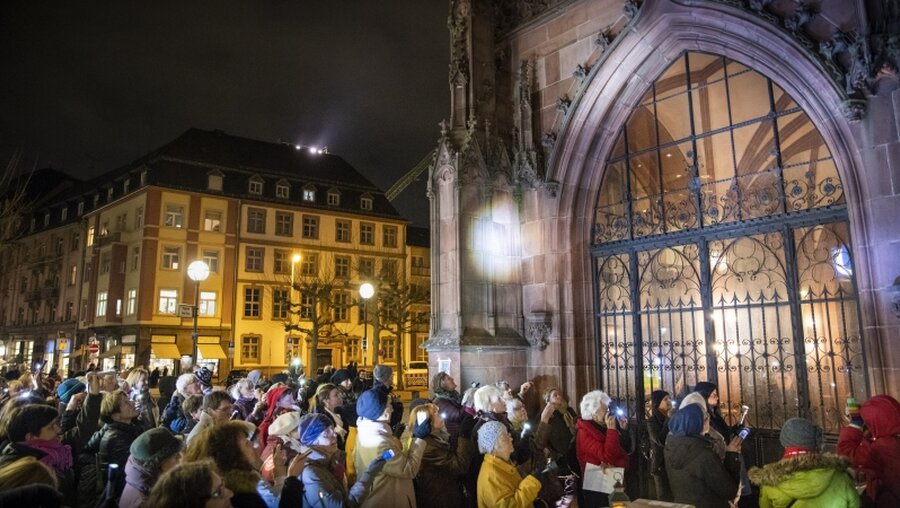 Taschenlampen-Protest vor dem Frankfurter Kaiserdom / © Bert Bostelmann (KNA)