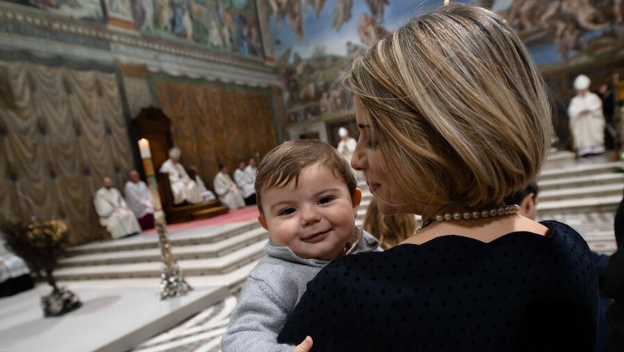 Taufe mit Papst Franziskus / © Vatican Media/Romano Siciliani (KNA)