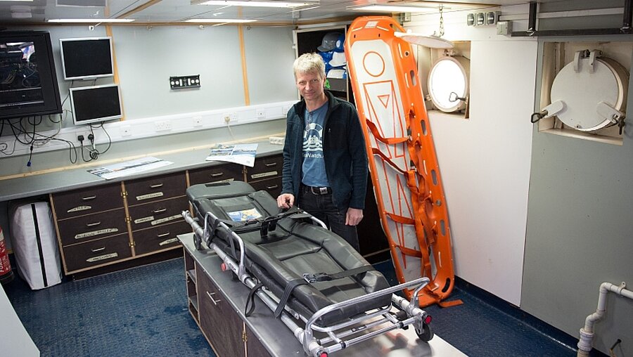 Dr. Frank Dörner auf dem Boot der Initiative Sea Watch / © Daniel Reinhardt (dpa)
