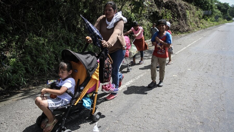 Tausende Migranten brachen in Mittelamerika auf, unter ihnen zahlreiche Kinder / © Isaac Monroy (dpa)