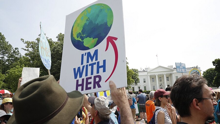 Demonstranten in Washington skandieren Forderungen nach mehr Klimaschutz / © Pablo Martinez Monsivais (dpa)