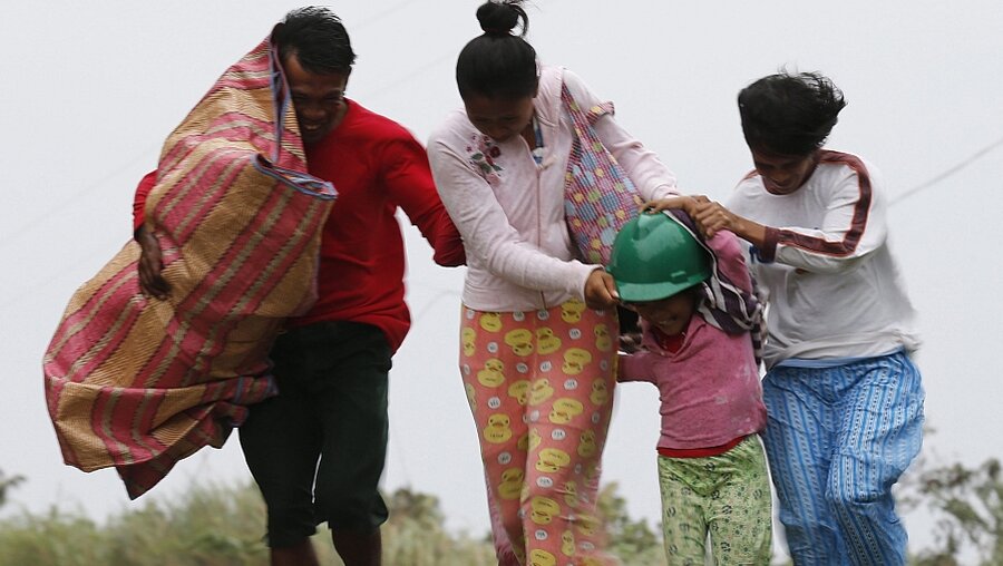 Philippiner fliehen im Dezember 2014 vor einem Taifun (dpa)