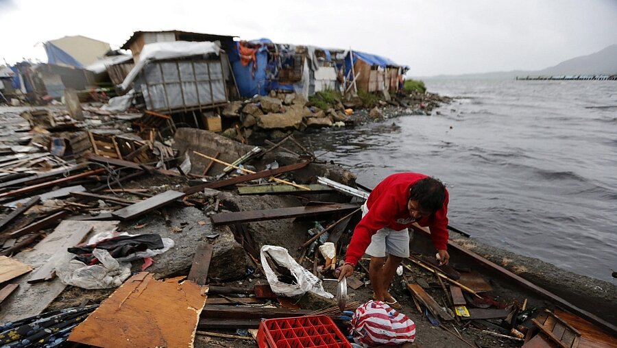 Taifun trifft auf die Philippinen (dpa)