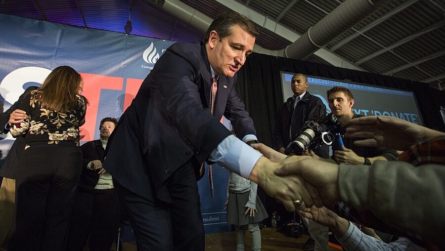 Ted Cruz nimmt Glückwünsche entgegen / © Jim Lo Scalzo (dpa)