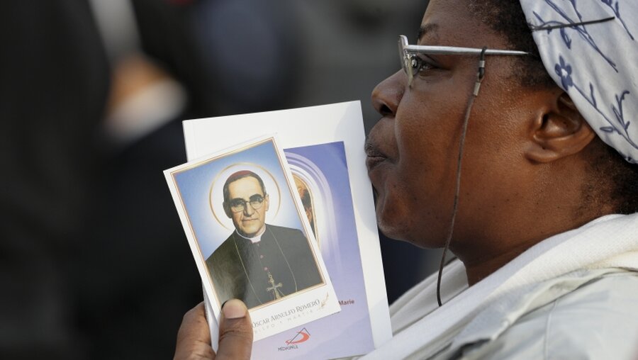 Teilnehmerin bei der Heiligsprechung u.a. von Erzbischof Oscar Romero  / © Andrew Medichini (dpa)